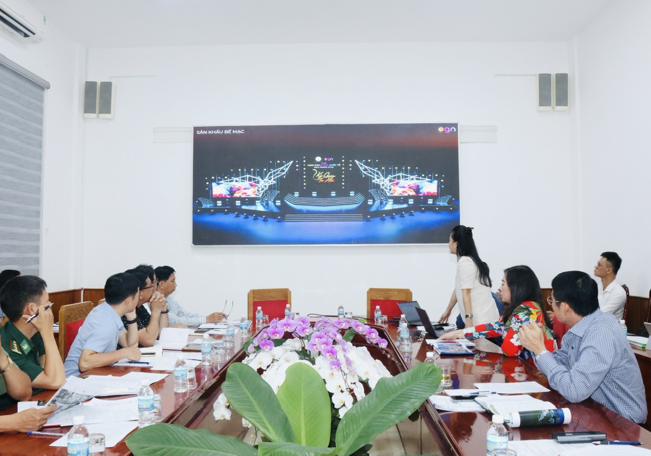 Đại diện đơn vị tư vấn báo cáo về kịch bản của Lễ hội vịnh ánh sáng quốc tế Nha Trang 2024