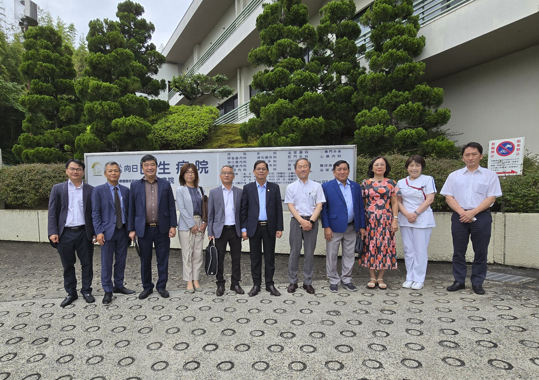 Đoàn công tác chụp ảnh lưu niệm với lãnh đạo Viện Dưỡng lão Wellcare Kyoto.