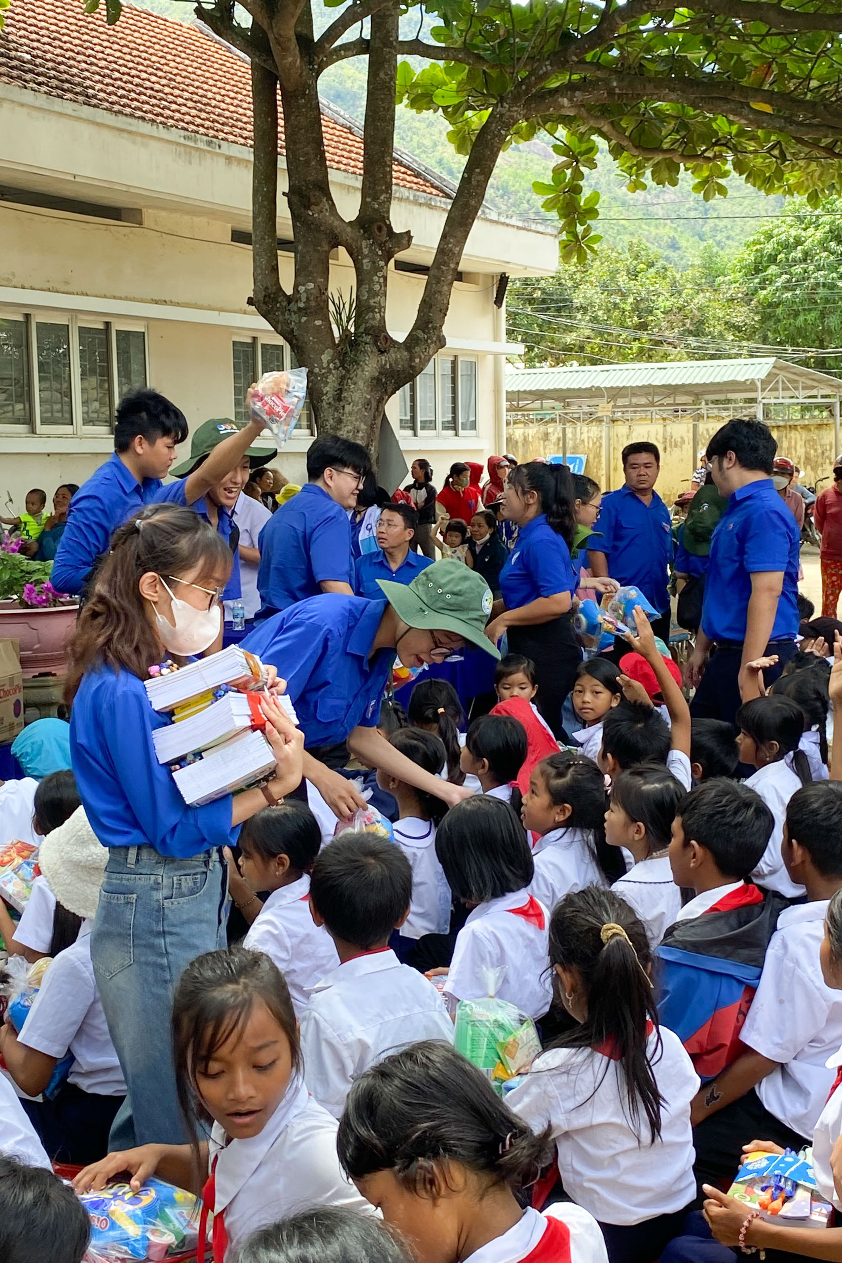 Các đoàn viên, thanh niên trao quà cho học sinh.