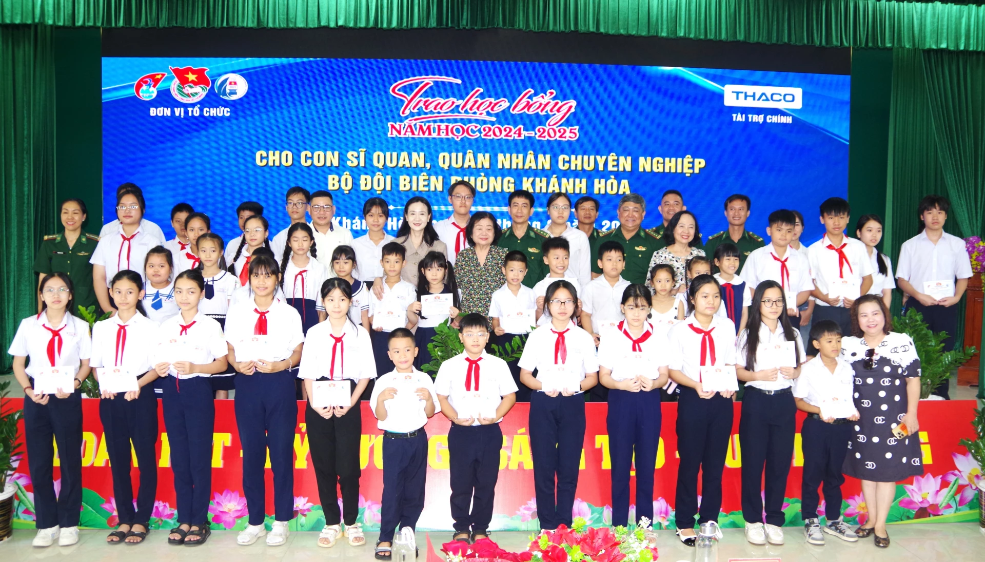 Các đại biểu chụp ảnh lưu niệm cùng các em học sinh.