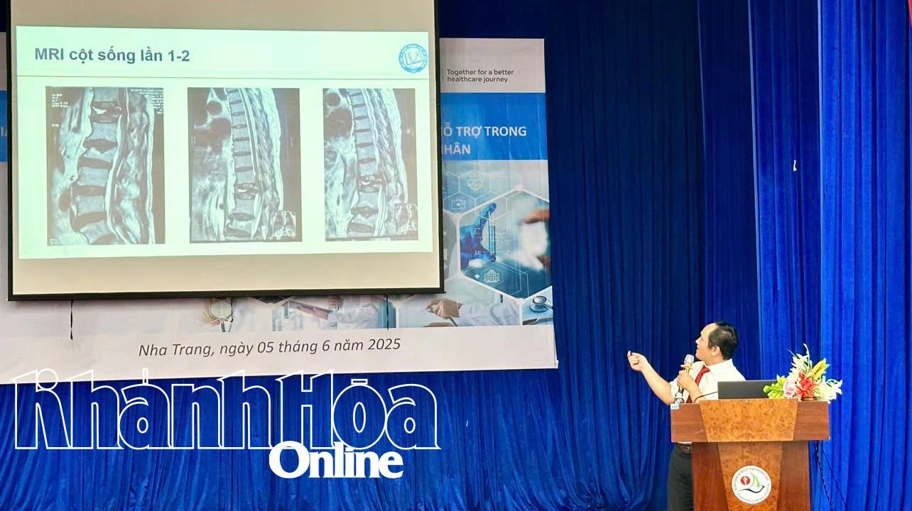 Chuyên  gia về huyết học trình bày báo cáo khoa học tại  hội thảo