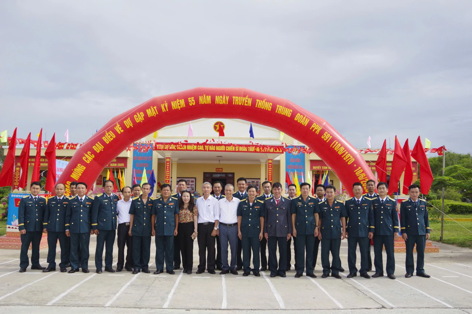 Các đại biểu chụp hình lưu niệm.