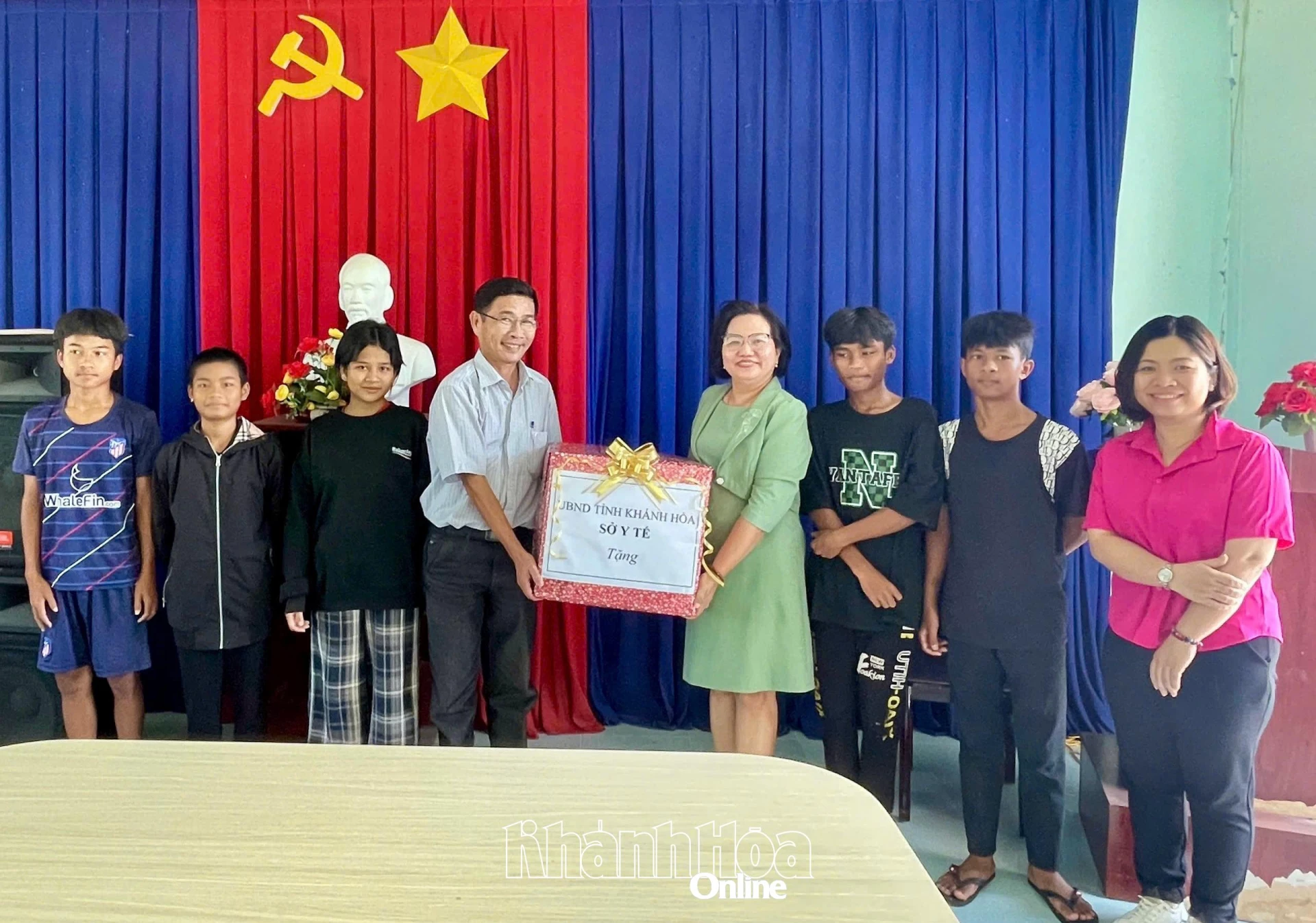 Lãnh đạo Trung tâm Bảo trợ xã hội và Công tác xã hội tỉnh trao quà của Sở Y tế cho Trung tâm Bảo trợ xã hội huyện Khánh Vĩnh.