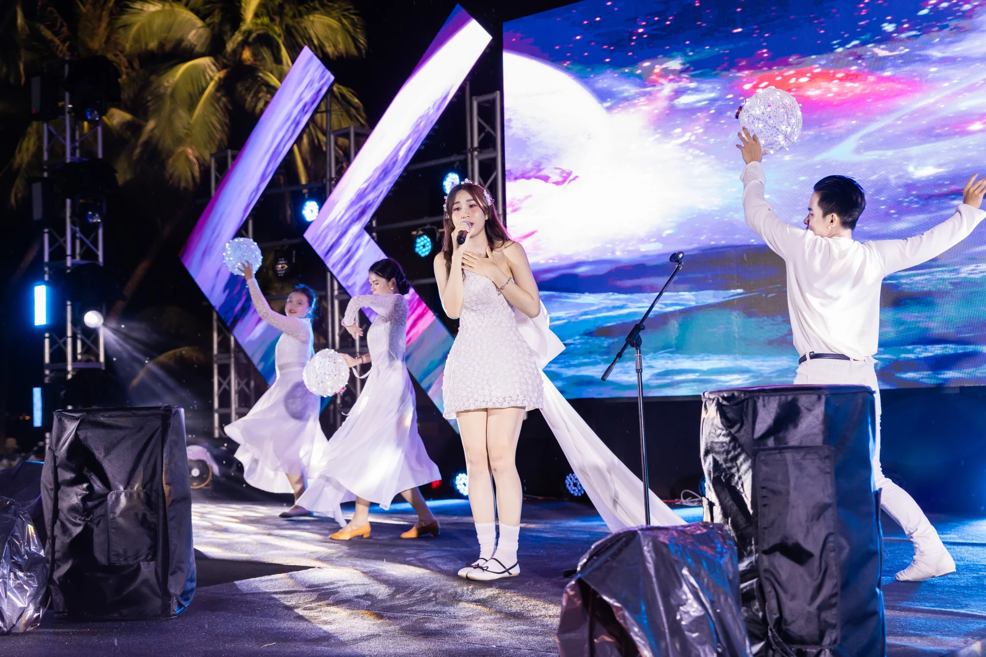 Các thí sinh thi tài tại đêm chung kết.