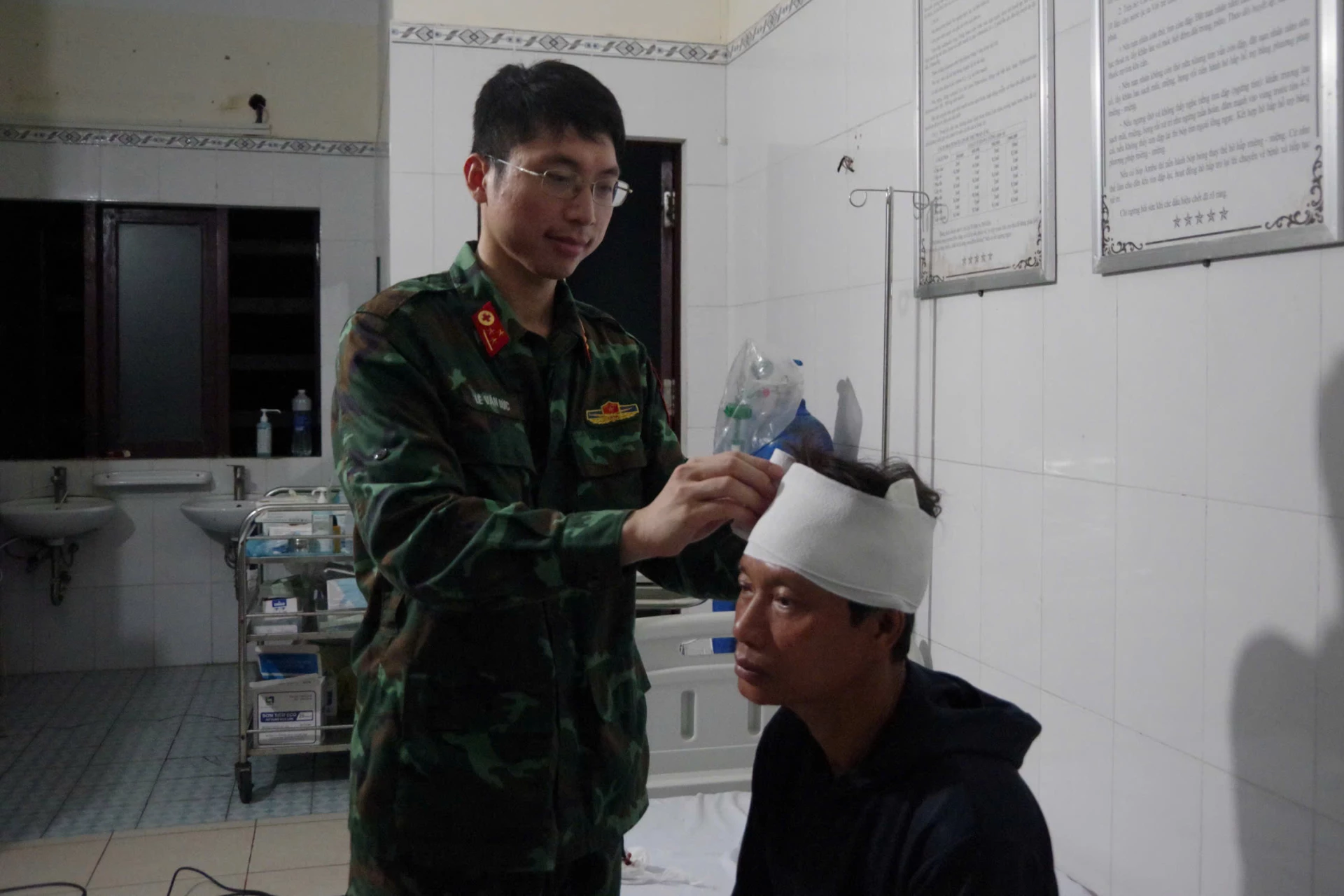 Các bác sĩ chăm sóc sức khỏe cho ngư dân.