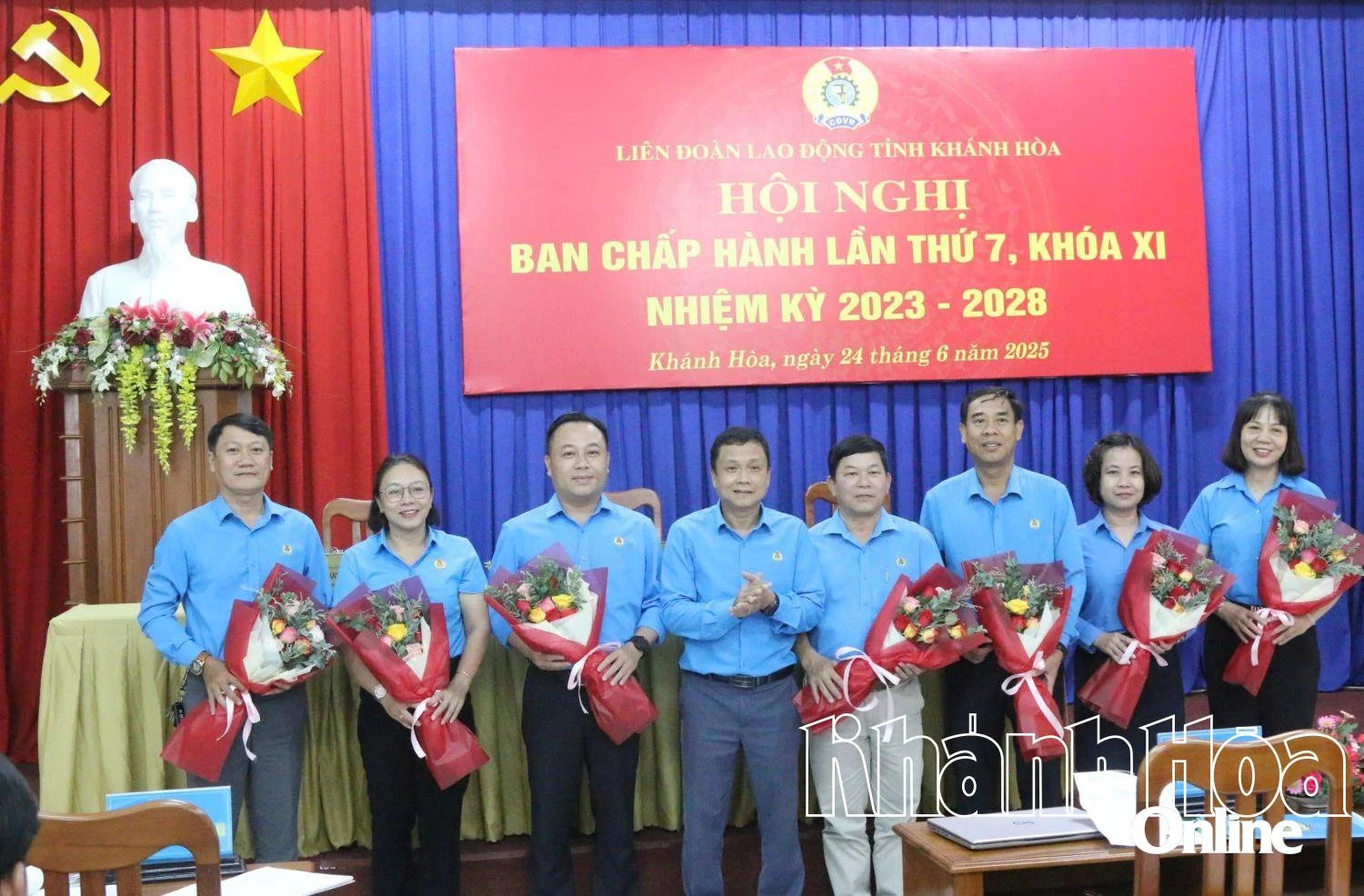 Lãnh đạo Liên đoàn Lao động tỉnh tặng hoa cảm ơn những cán bộ công đoàn thôi tham gia Ban Chấp hành và Ủy ban kiểm tra Liên đoàn Lao động tỉnh Khóa XI, nhiệm kỳ 2023-2028.