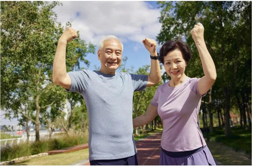 Cách phòng ngừa bệnh cho người cao tuổi vào mùa hè