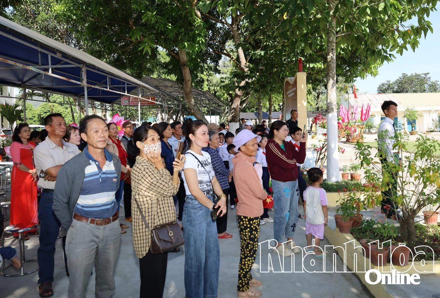 Đông đảo người thân gia đình chiến sĩ mới đến tham dự buổi lễ.