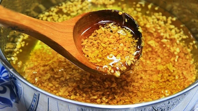 Cho dầu ăn vào chảo, đảm bảo rằng khi cho tỏi vào sẽ ngập trong dầu.