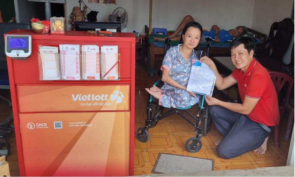  Vietlott cùng Quỹ Tâm Tài Việt trao tặng bảo hiểm sức khỏe đến người bán vé số