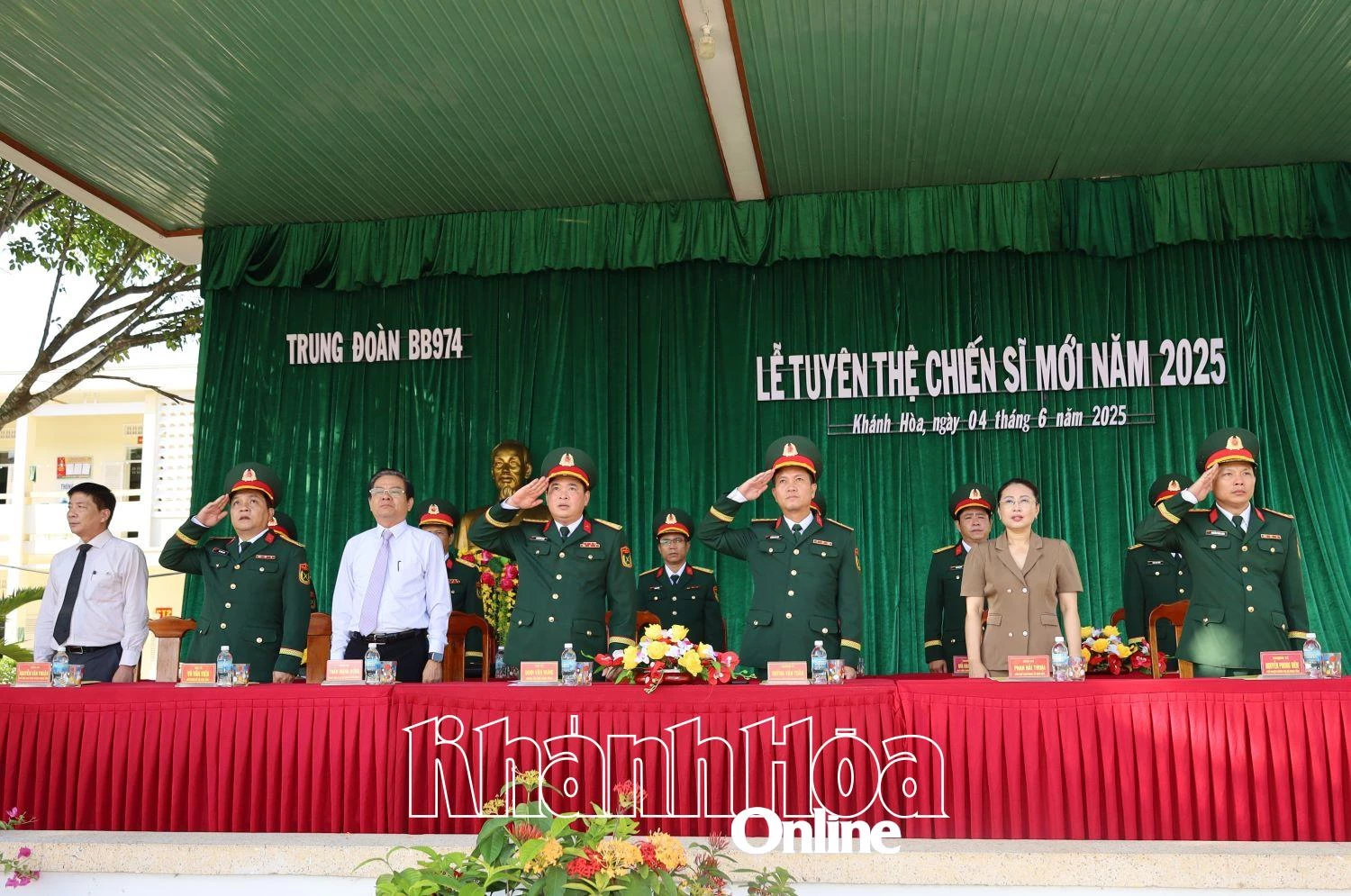 Các đại biểu tham dự lễ.