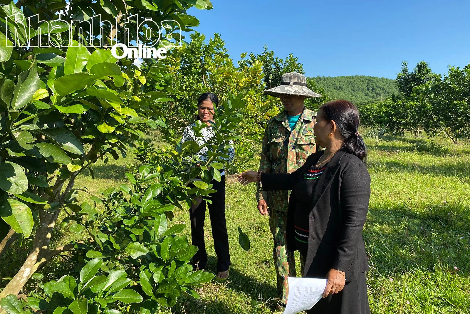Hướng dẫn người dân canh tác tại xã Khánh Trung, huyện Khánh Vĩnh.