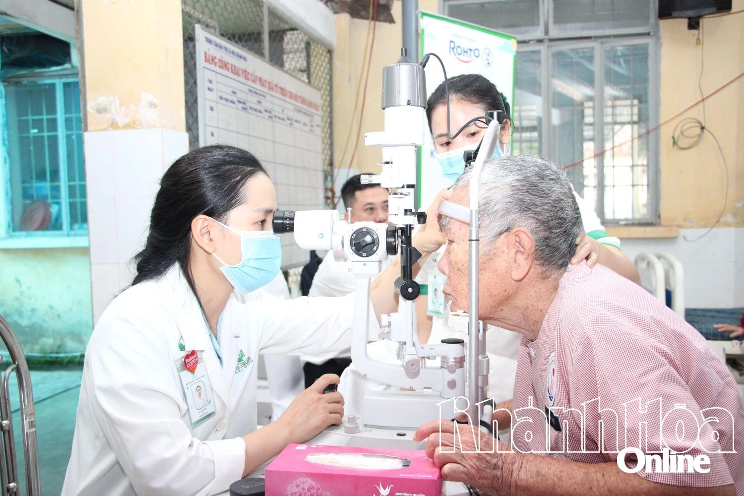 Khám các bệnh về mắt cho người cao tuổi không nơi nương tựa tại Trung tâm Bảo trợ xã hội và Công tác xã hội tỉnh.