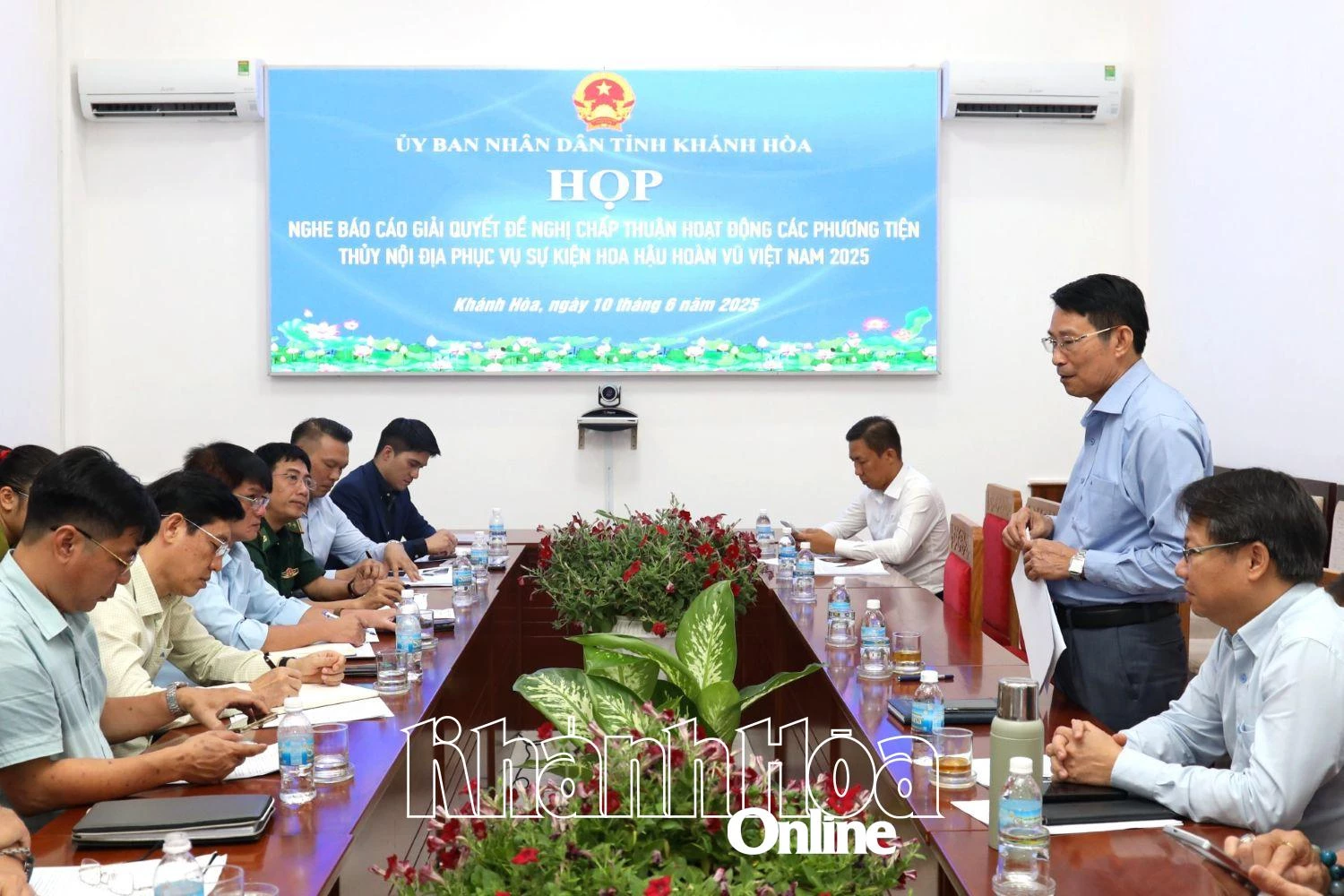 Phó Chủ tịch UBND tỉnh Đinh Văn Thiệu phát biểu kết luận cuộc họp.