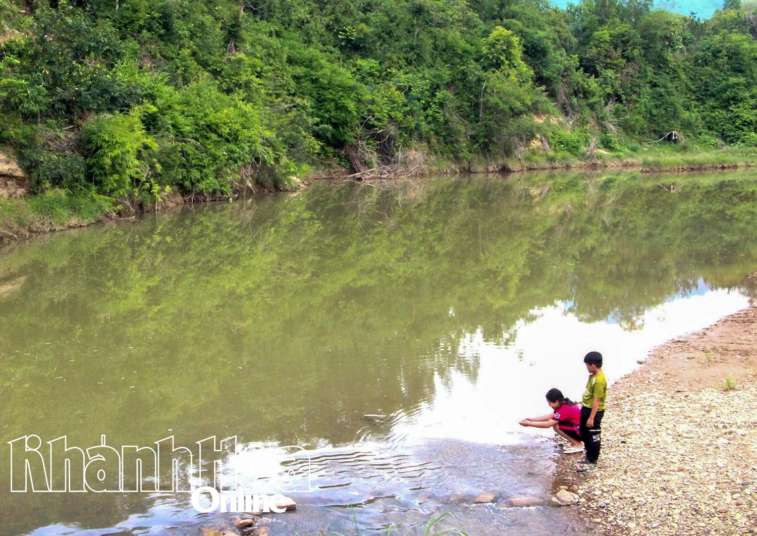 Trẻ em huyện Khánh Vĩnh chơi đùa bên mép bờ sông.