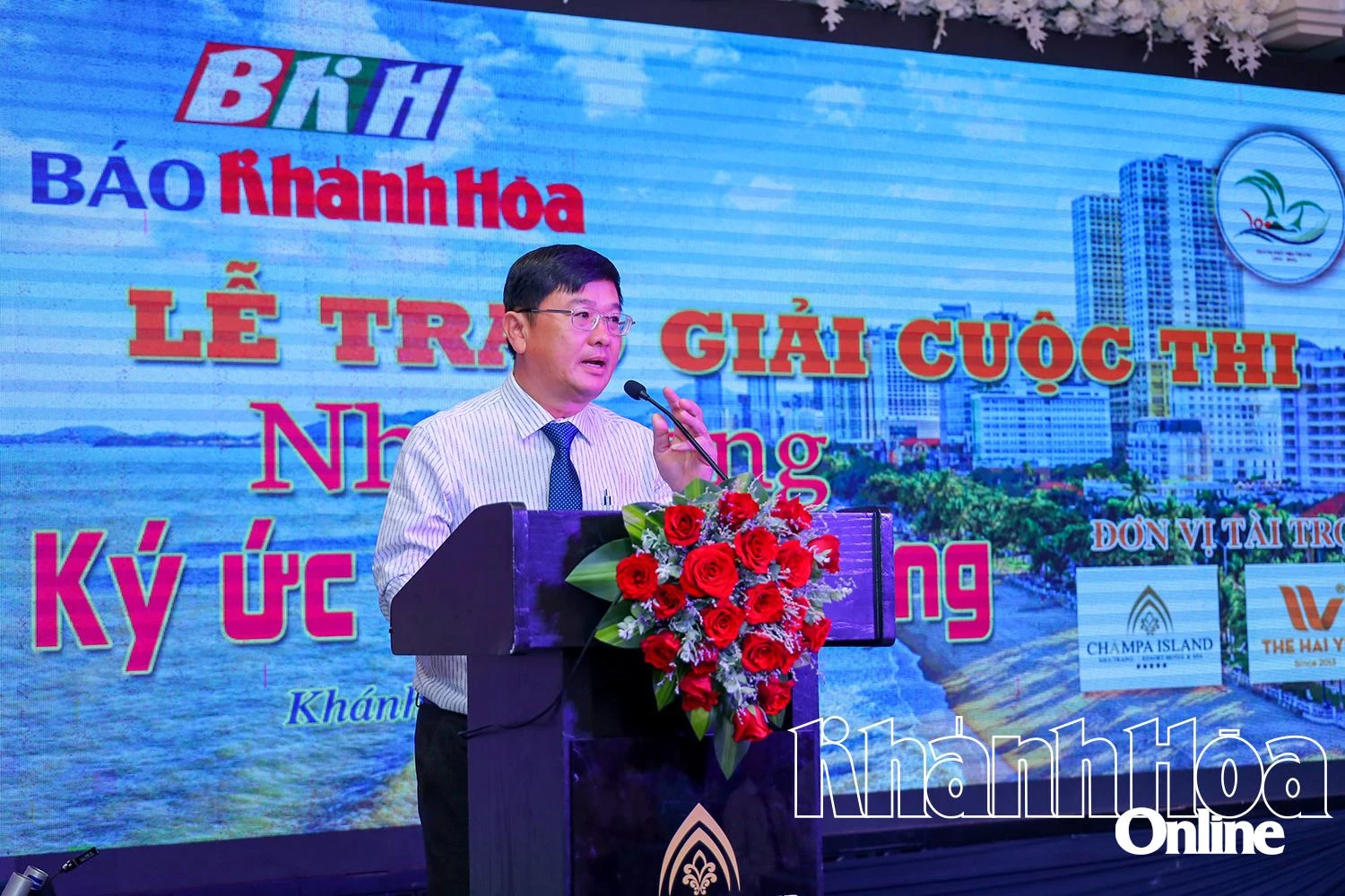 Ông Lê Hoàng Triều - Phó Tổng Biên tập Báo Khánh Hòa báo cáo tổng kết cuộc thi.