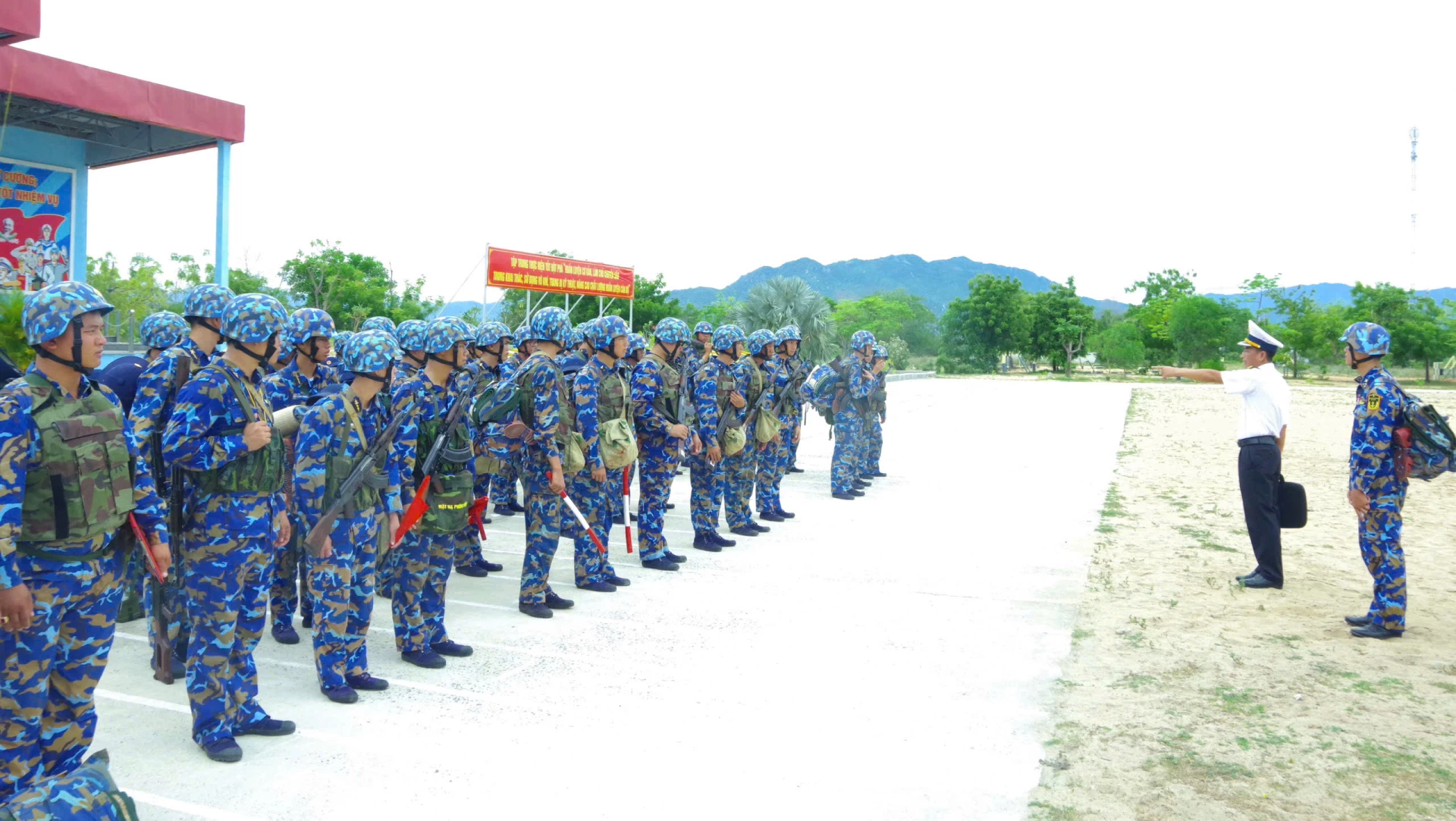 Tư lệnh Vùng 4 Hải quân kiểm tra đơn vị vững mạnh toàn diện tại Lữ đoàn 957