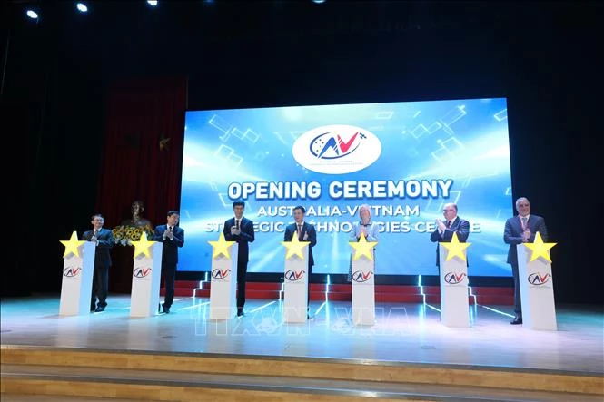Các đại biểu thực hiện nghi thức ra mắt Trung tâm Công nghệ chiến lược Australia - Việt Nam.
