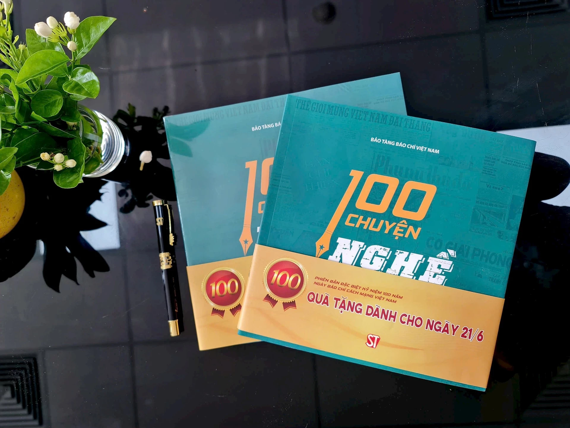 Cuốn sách tập hợp 100 chuyện tiêu biểu về nghề báo. Ảnh: NXB Chính trị quốc gia Sự thật