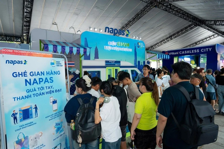 Nhiều bạn trẻ xếp hàng trải nghiệm công nghệ, các dịch vụ tại gian hàng NAPAS