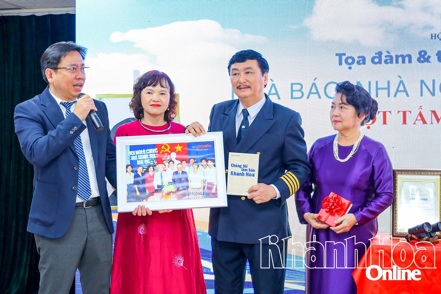 Nhà báo Cung Phú Quốc trao hình ảnh, tài liệu về nhà báo Lý Văn Sáu cho thân nhân của nhà báo Lý Văn Sáu và đại diện Bảo tàng Báo chí Việt Nam.
