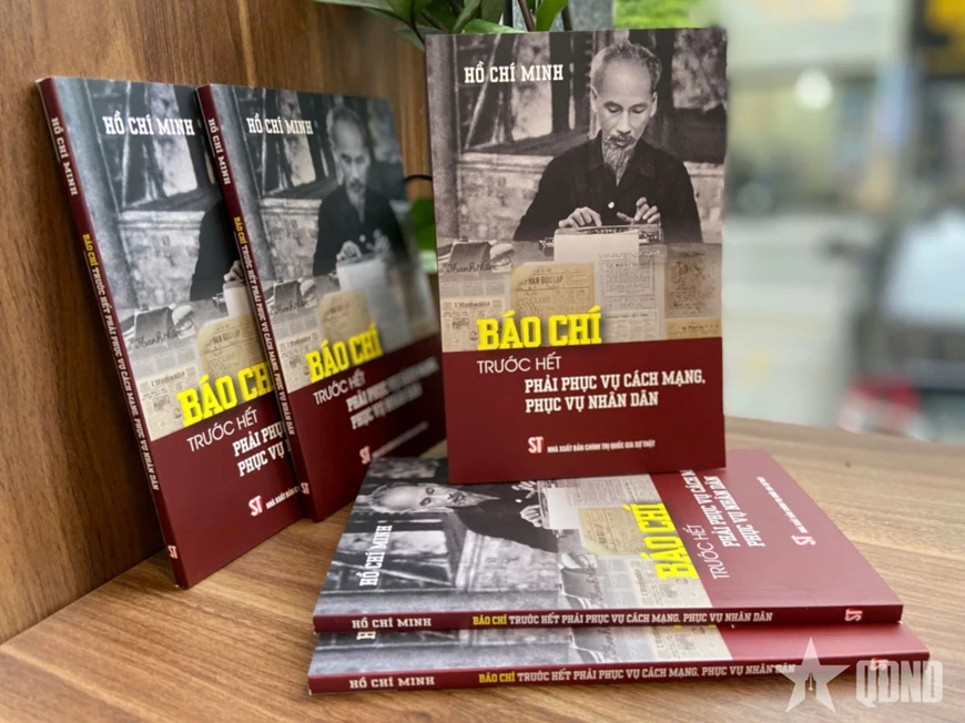 Cuốn sách “Báo chí trước hết phải phục vụ cách mạng, phục vụ nhân dân” .