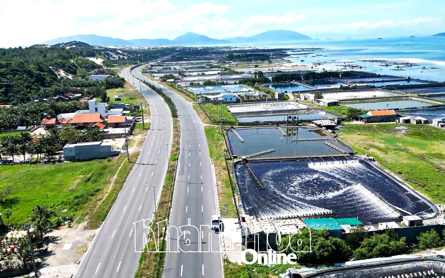 The road from National Highway 1 to Van Thanh commune has been invested in, promoting economic development.