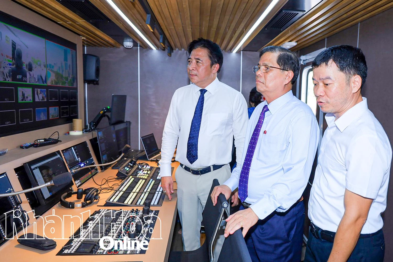 Lãnh đạo tỉnh tham quan bên trong xe màu hiện đại của Báo Khánh Hòa.
