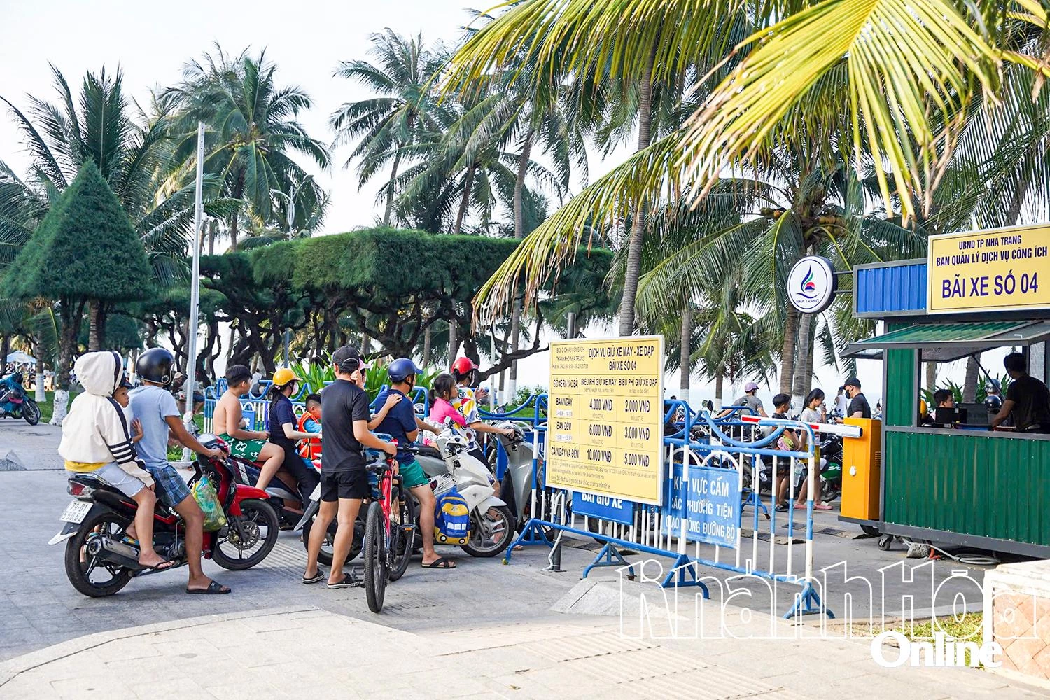 Quá tải bãi giữ xe cho người dân tắm biển