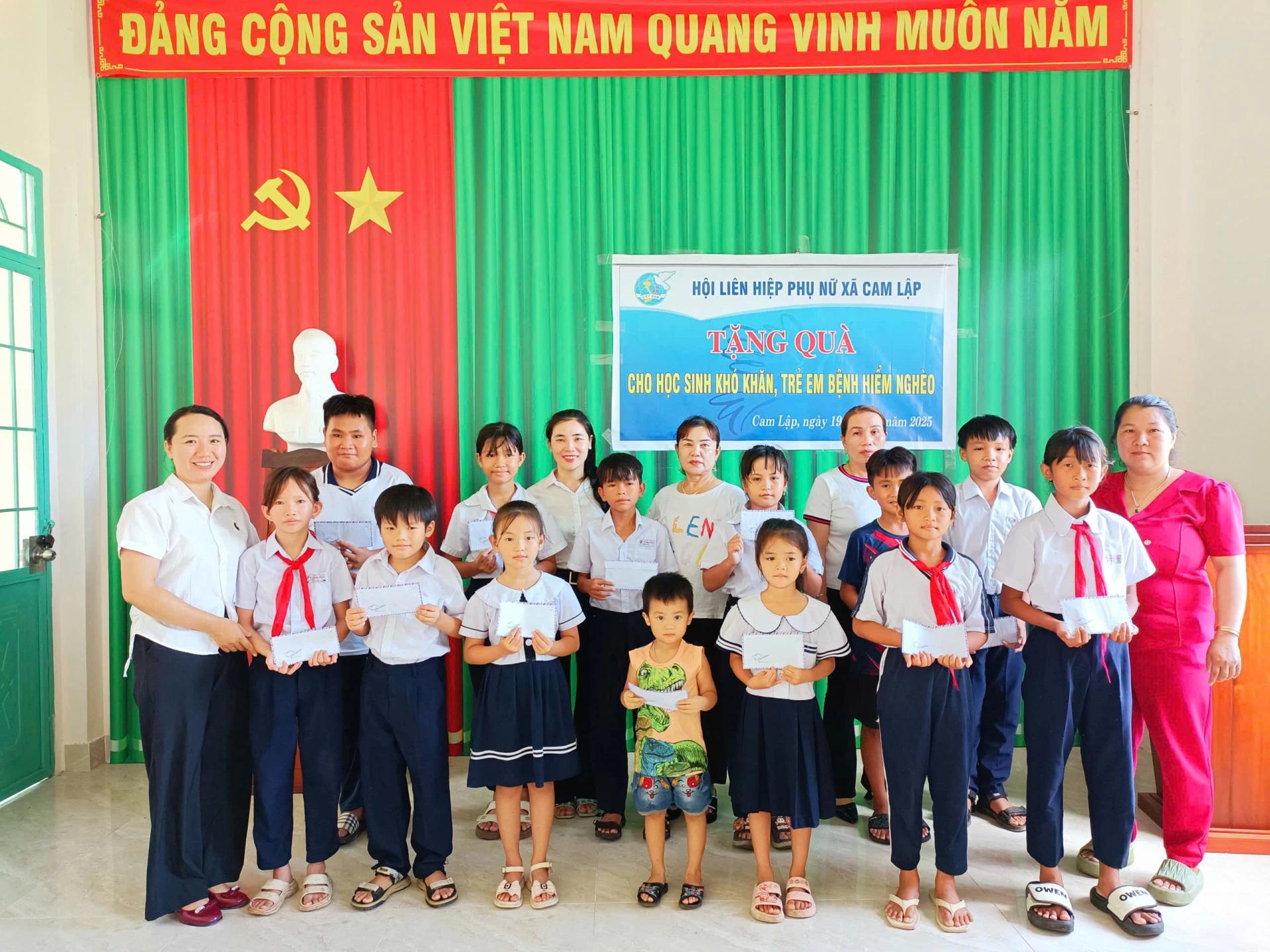Hội Liên hiệp Phụ nữ xã Cam Lập tặng quà cho học sinh có hoàn cảnh khó khăn, trẻ em mắc bệnh hiểm nghèo.