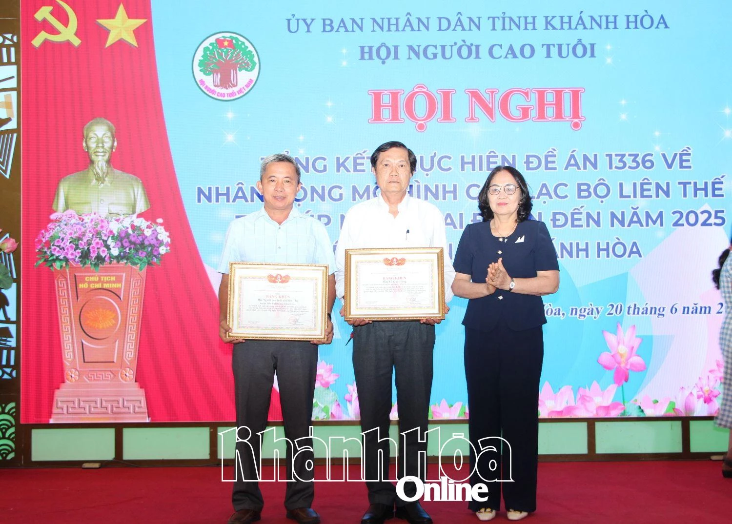 Bà Nguyễn Thị Hạnh - Chủ tịch Hội Người cao tuổi tỉnh trao bằng khen của Hội Người cao tuổi Việt Nam cho tập thể, cá nhân xuất sắc.