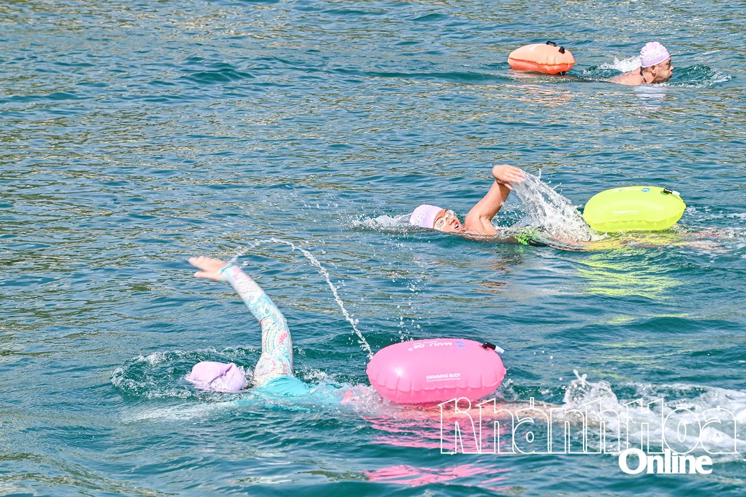 Màn tranh tài của các vận động viên nhỏ tuổi trên đường bơi 500m dành cho lứa tuổi dưới 16.
