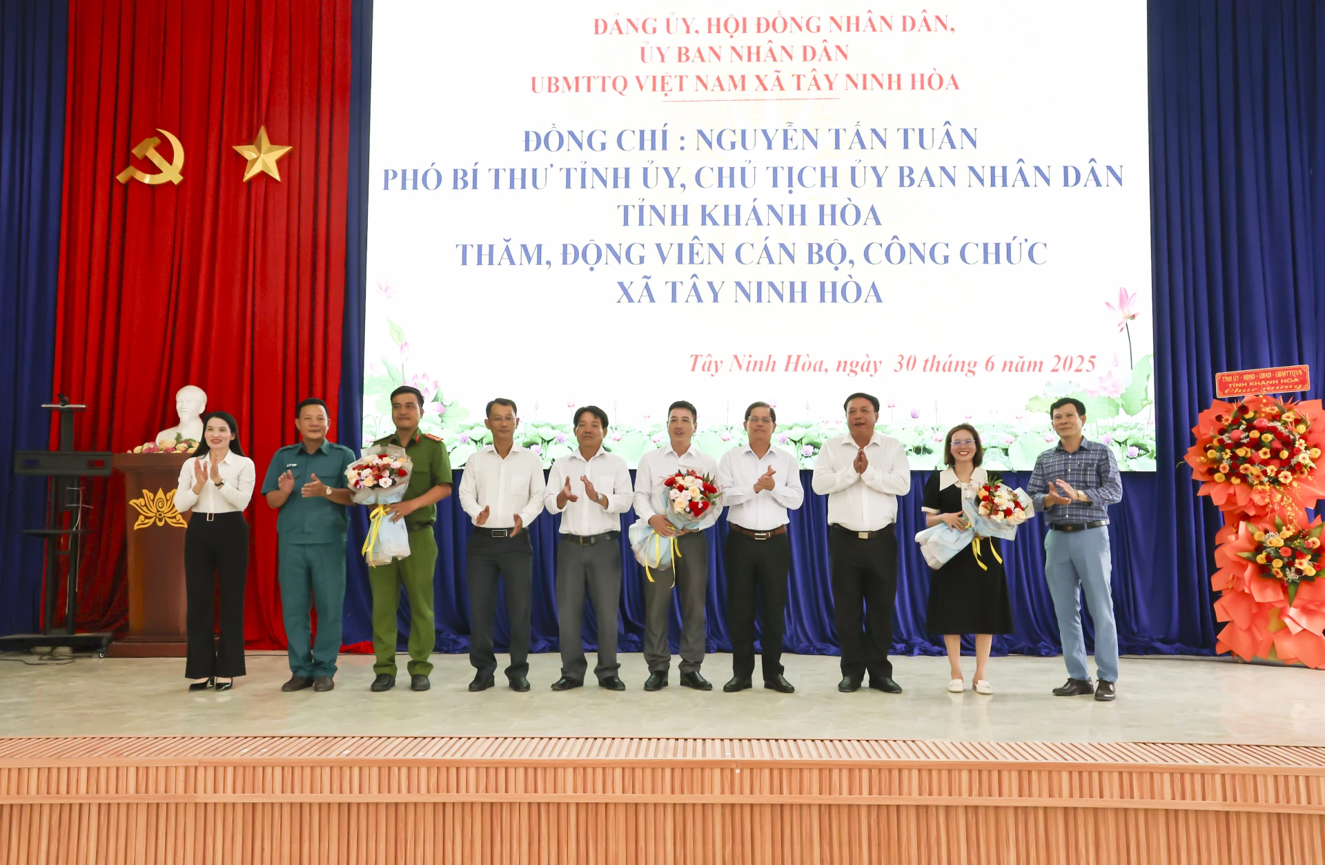 Chủ tịch UBND tỉnh Nguyễn Tấn Tuân động viên, chúc mừng cán bộ, công chức xã Tây Ninh Hòa