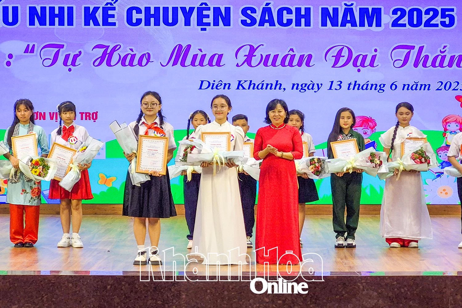 Lãnh đạo Thư viện tỉnh Khánh Hòa trao giải nhất cho các thí sinh. 