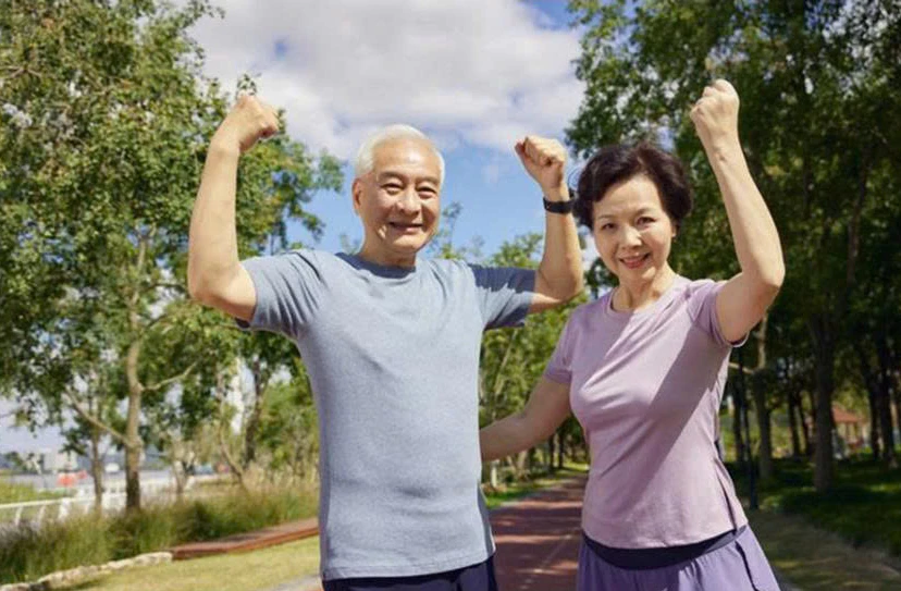 Cách phòng ngừa bệnh cho người cao tuổi vào mùa hè