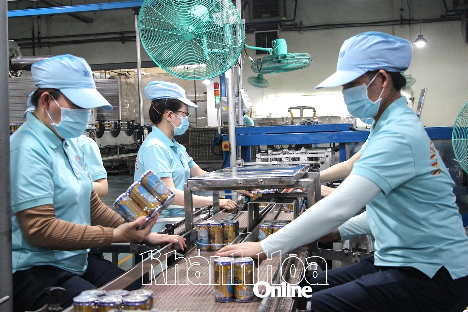 Công nhân Công ty Cổ phần Nước giải khát Sanest Khánh Hòa trong giờ làm việc.
