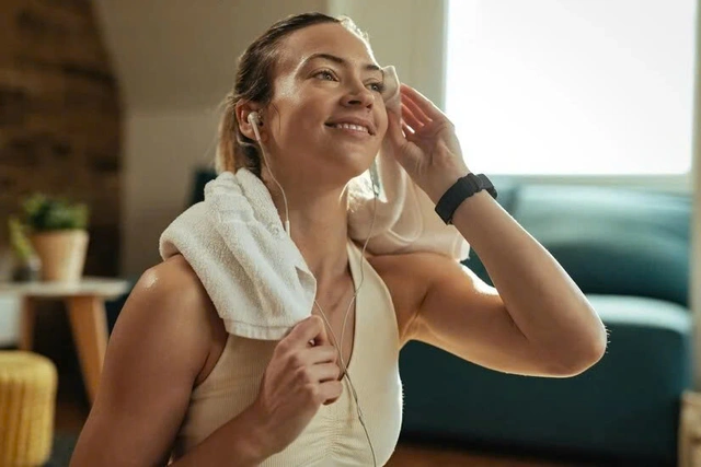 Mồ hôi giúp làm giãn nở lỗ chân lông, cuốn theo các tạp chất, bã nhờn, bụi bẩn ra khỏi bề mặt da, mang lại hiệu quả làm sạch tự nhiên từ bên trong.