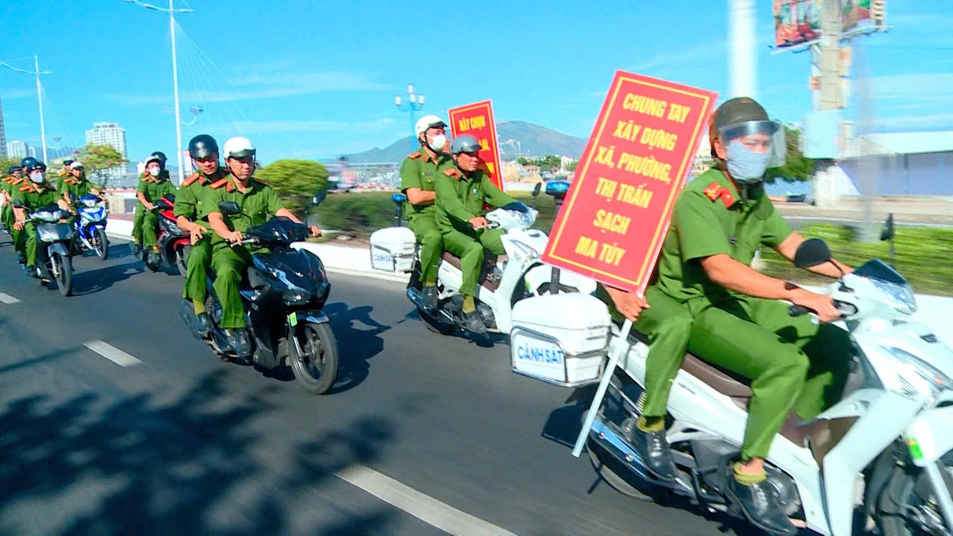 Ảnh 2: Đoàn viên, thanh niên tham gia tuyên truyền lưu động trên các tuyến đường.