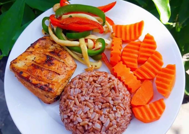 Nên kết hợp ăn cơm gạo lứt với protein và rau xanh giúp cân bằng dinh dưỡng.