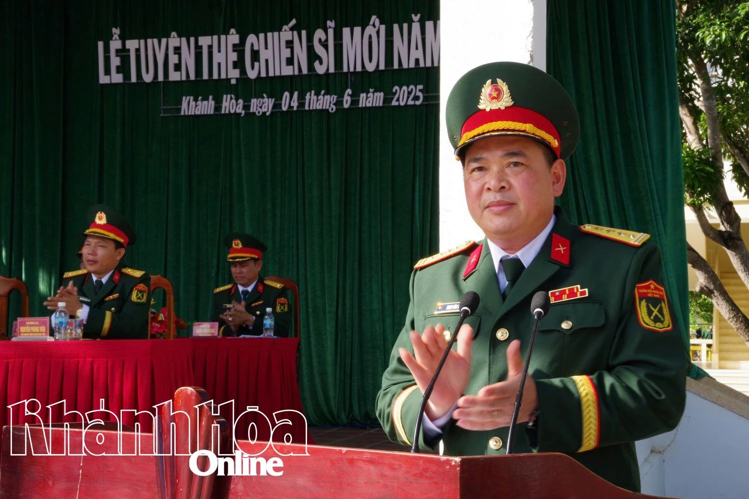 Đại tá Đinh Văn Hưng phát biểu chúc mừng, động viên các cán bộ, chiến sĩ.