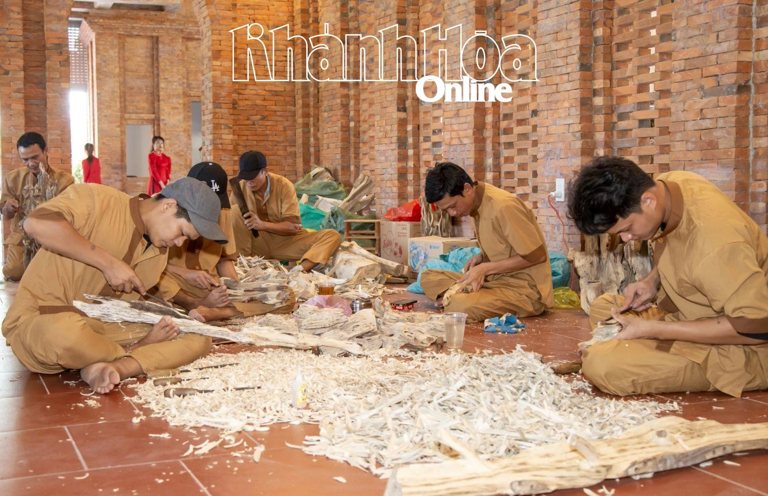 Making aloewood products at a facility in Ninh Hoa Town (Photo: C.D)

