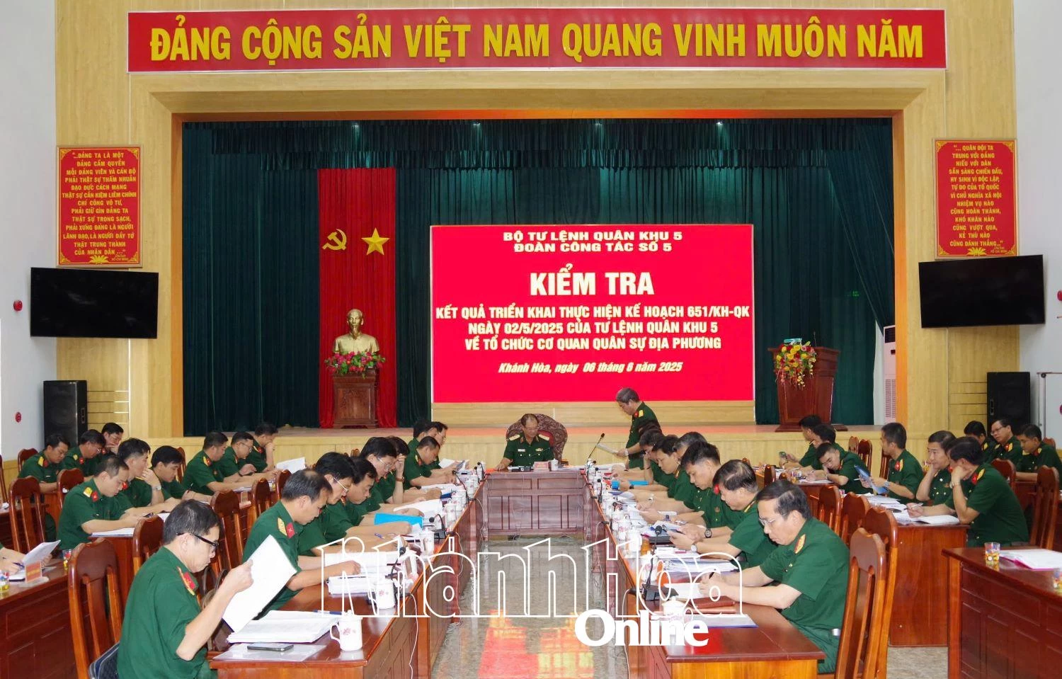 Quang cảnh buổi làm việc.