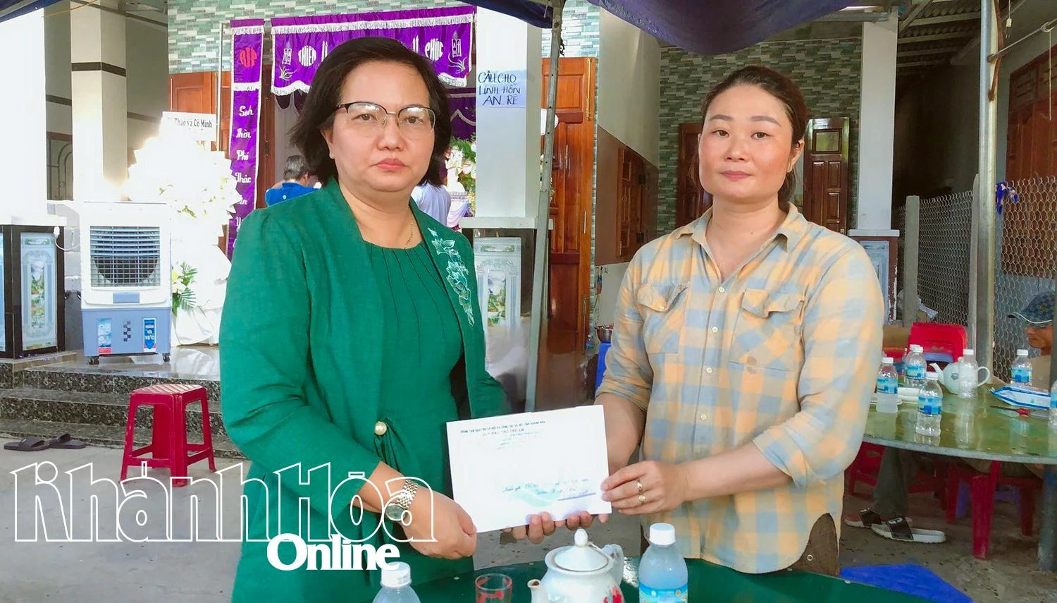 Lãnh đạo Trung tâm Bảo trợ xã hội và Công tác xã hội tỉnh (bên trái) chia buồn, động viên và trao hỗ trợ cho gia đình em Trần Thanh Nhã.