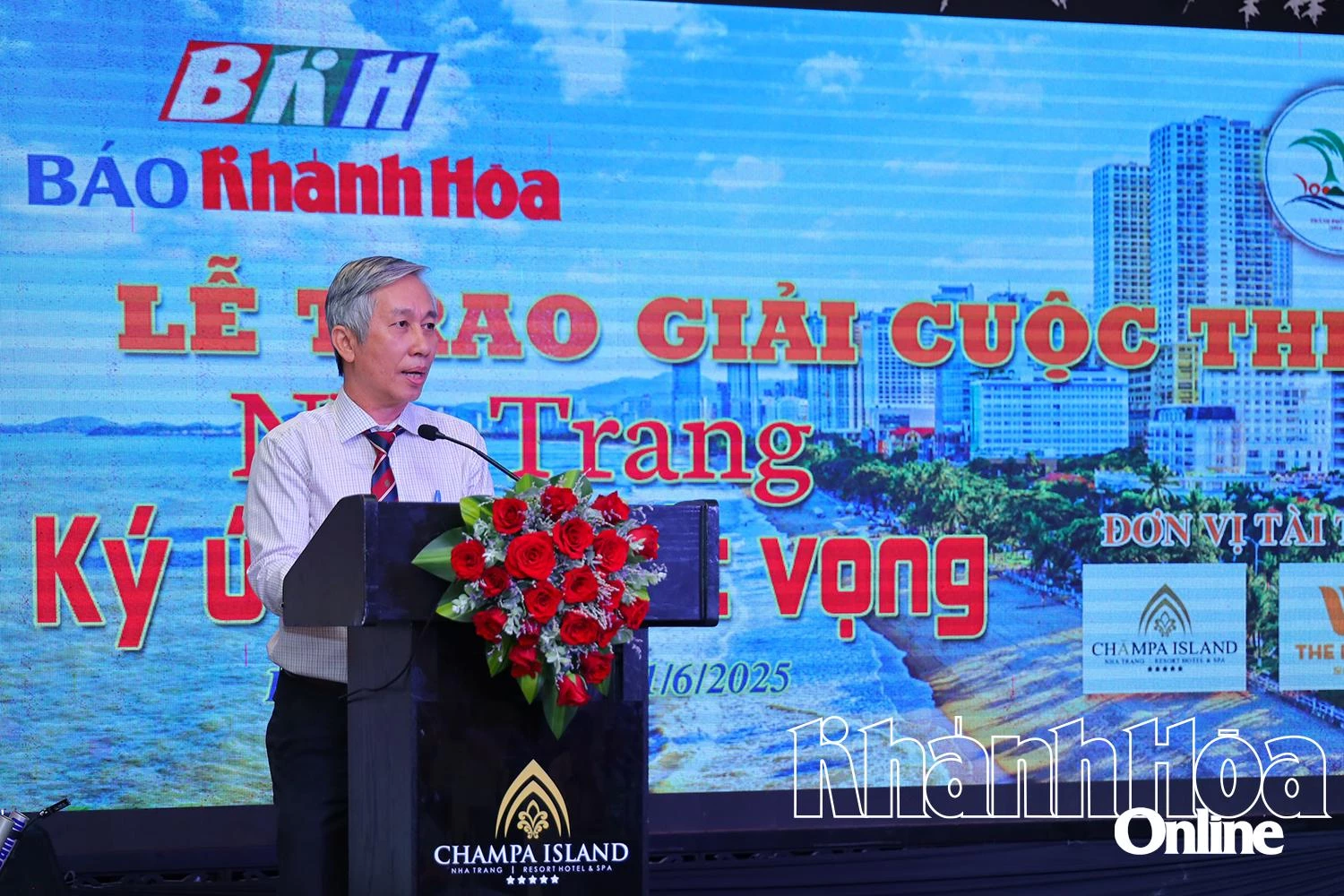 Đại diện lãnh đạo TP. Nha Trang thông qua quyết định công nhận kết quả cuộc thi.