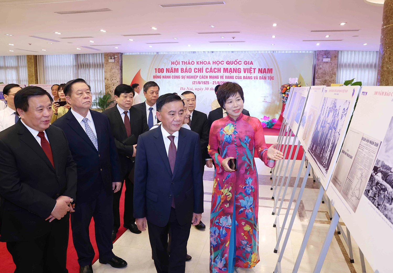 Ủy viên Bộ Chính trị, Thường trực Ban Bí thư Trần Cẩm Tú tham quan trưng bày ảnh chuyên đề 100 năm báo chí cách mạng Việt Nam_Ảnh: TTXVN

