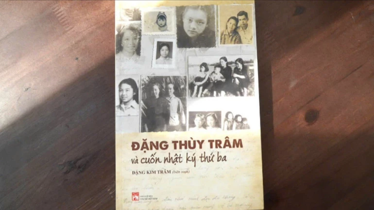 Cuốn sách đang nhận được sự chú ý đặc biệt của bạn đọc.