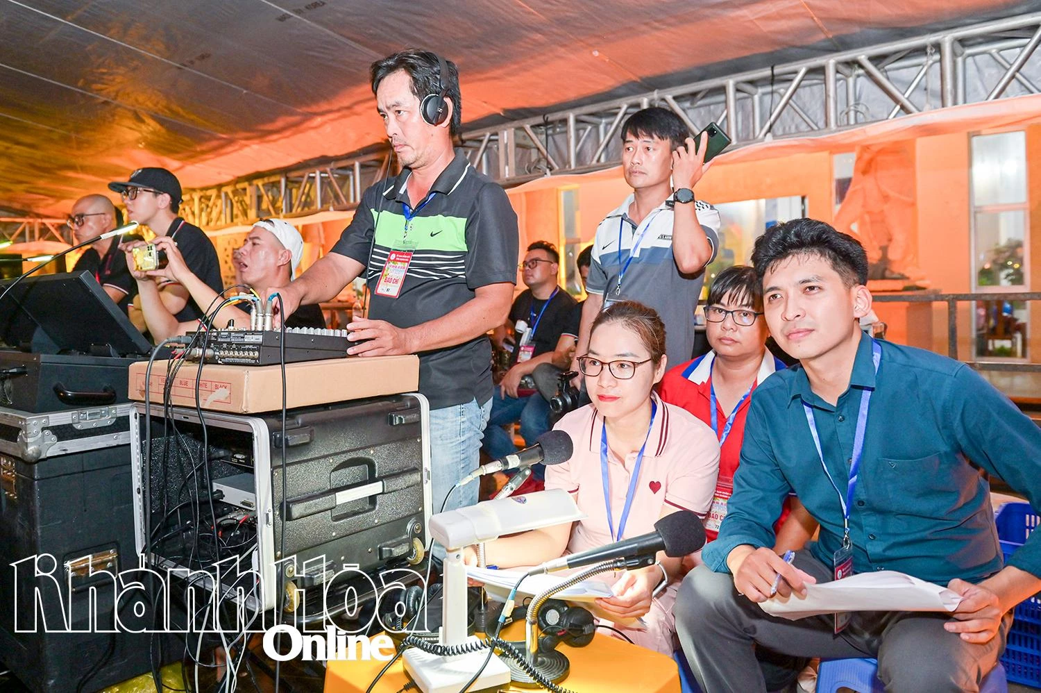 Ê kíp phát thanh của Báo Khánh Hòa tường thuật chương trình khai mạc Lễ hội Văn hóa - Du lịch biển 2025 và đại nhạc hội “Nha Trang say Hi”. Ảnh: V.T

