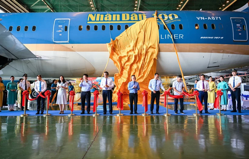 Ra mắt logo Báo Nhân Dân trên máy bay của Vietnam Airlines nhân kỷ niệm 100 năm Ngày Báo chí Cách mạng Việt Nam