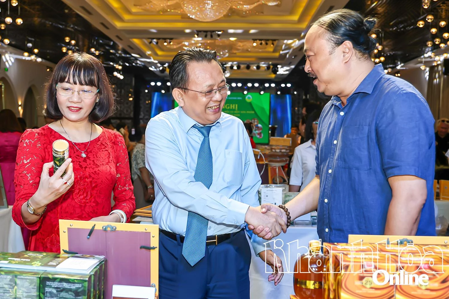 Đồng chí Lê Hữu Hoàng tham quan gian hàng trầm hương đến từ Diên Khánh.
