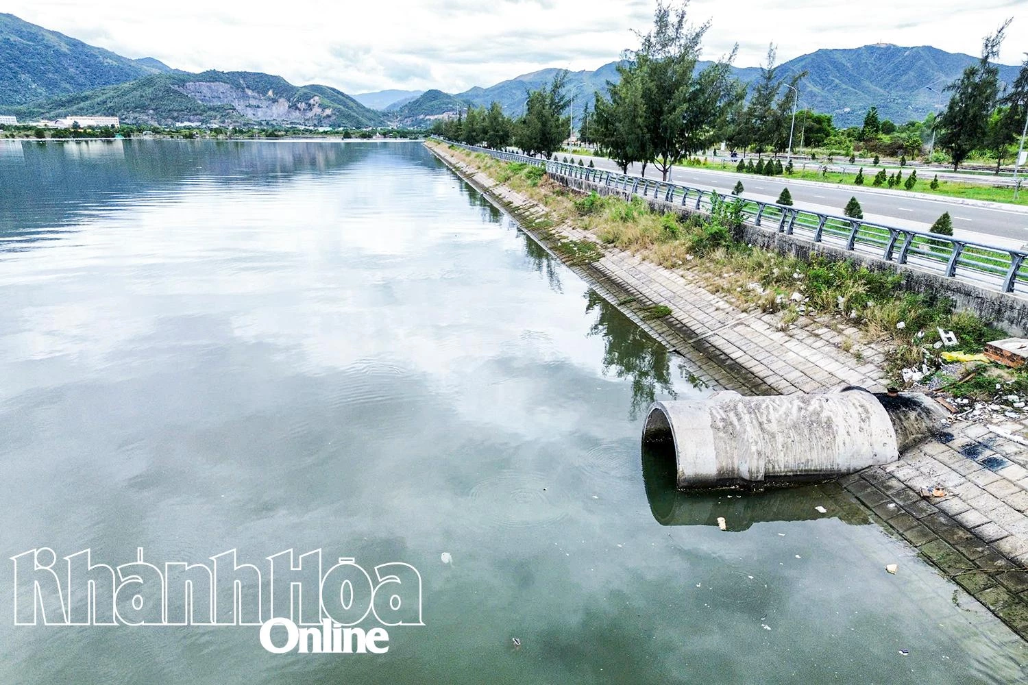 “Điểm danh” các cửa xả gây ô nhiễm sông Quán Trường